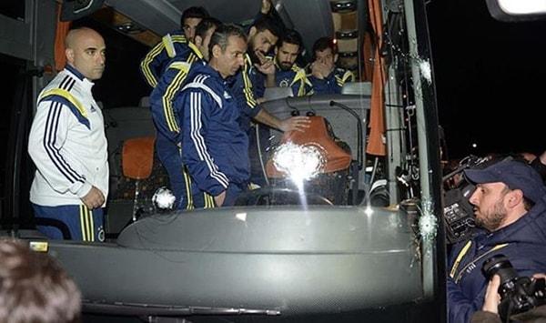 Fenerbahçe takım otobüsü, 4 Nisan 2015'te Çaykur Rizespor deplasmanından dönüş yolunda Trabzon'da silahlı saldırıya uğradı. Vahim olay Türkiye'nin gündemine bomba gibi düştü.
