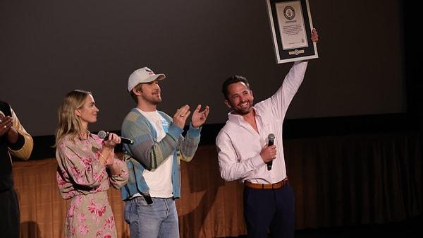 Los Angeles'ta düzenlenen bir özel gösterim sırasında film ekibi ve başrol oyuncularından Ryan Gosling ile Emily Blunt, dublör Logan Holladay'a arabayla en fazla takla atmayı gerçekleştirdiği için Guinness Dünya Rekoru ödülünü verdi.