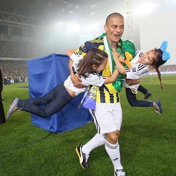 Fenerbahçe efsanesi Alex de Souza'nın kızı Antonia Mauad de Souza, babasının yolundan ilerleyerek sporcu oluyor. Türkiye'de gözlerini açan Antonia Mauad de Souza, Brezilya Süper Ligi takımlarından Barueri ile sözleşme imzaladı.