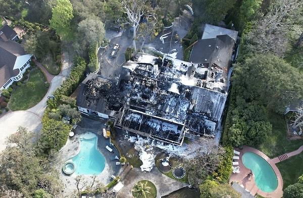 Los Angeles'ta bulunan 7 milyon dolar değerindeki malikanesinde bir yangın çıkmış! Alevlerin hızlı şekilde büyümesiyle endişelenen komşular itfaiyeyi aramış, fakat evin yanıp kül olması engellenememiş...