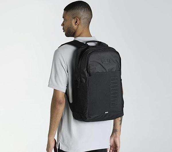 PUMA'nın kullanışlı Unisex S Rucksack sırt çantası, sadece stilinizi değil, çevre bilincinizi de yansıtan bir aksesuar.