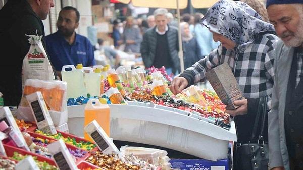Ramazan'ın yarısından sonra bayram için alışverişlerde perakende, giyim ve şekerlemelere kampanyalar artar.