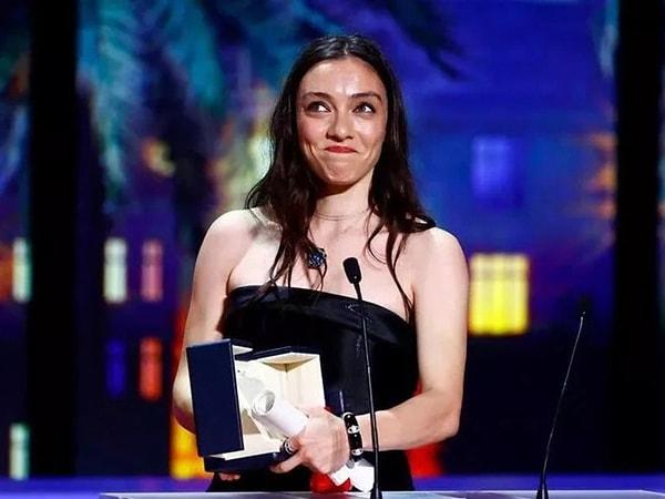 76. Cannes Film Festivali’nde hepimize gururlu anlar yaşatan başarılı oyuncumuz Merve Dizdar 'En İyi Kadın Oyuncu Ödülü’nü kazanarak göğsümüzü kabarttı.
