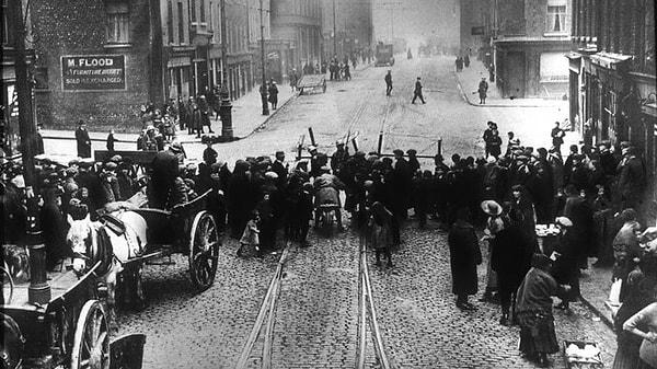 Katolik İrlandalılar için kutsal olan 1916 Paskalya’sında başlayan ayaklanma, 5 yıl sürecek ve İrlanda’yı sonunda bağımsızlığa götürecek uzun bir savaşın kıvılcımı olur.