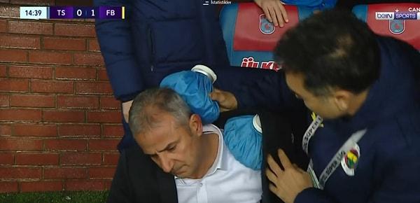 Sahaya atılan cisimlerden biri Fenerbahçe Teknik Direktörü İsmail Kartal'a isabet etti.