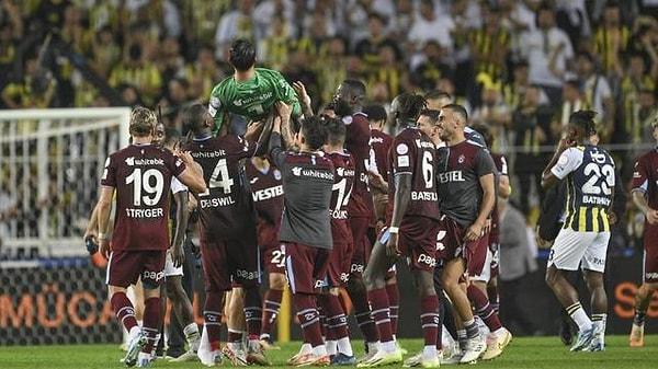 Ligin ilk yarısında Kadıköy'de oynanan karşılaşma, 3-2 Karadeniz ekibinin üstünlüğü ile noktalanmış, bordo-mavili futbolcular, sahada galibiyet kutlaması yapmış ve maç olaysız bitmişti.