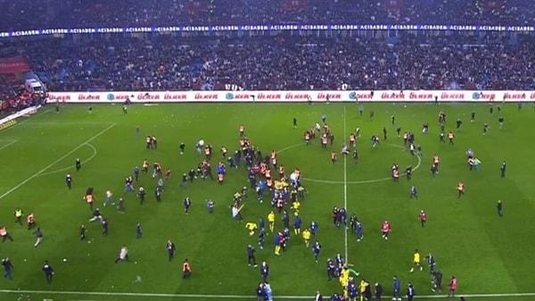 Fenerbahçeli futbolcuların saha ortasında kutlama yaptığı esnada bordo mavili taraftarlar sahaya girerek futbolculara saldırdı.