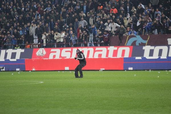 Maçın bitiş düdüğüyle ortalık adeta savaş alanına döndü. Trabzonlu taraftarlar, sahaya girerek galibiyeti kutlayan Fenerbahçeli futbolculara saldırdı.