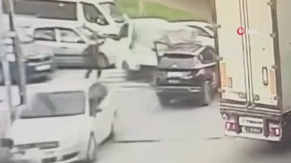 İstanbul Esenyurt'ta polislerin 'dur' ihtarına uymayarak kaçan kamyonet sürücüsü dehşet saçtı. Polisler şüpheli aracın lastiklerine ateş etti ancak sürücü kaçmaya devam etti. Olay anı çevredeki güvenlik kameralarına yansıdı.