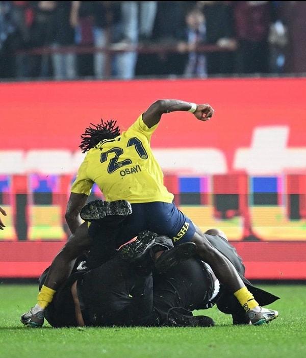 Maçın bitiş düdüğüyle birlikte bir grup Trabzonsporlu taraftar sahaya girerek Fenerbahçeli futbolculara saldırdı.