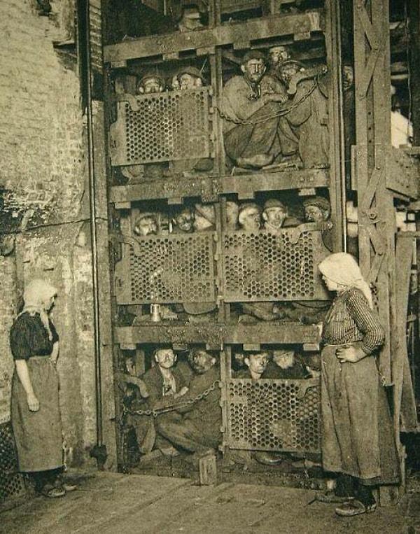 8. Madenlerden asansörle dönen maden işçileri.