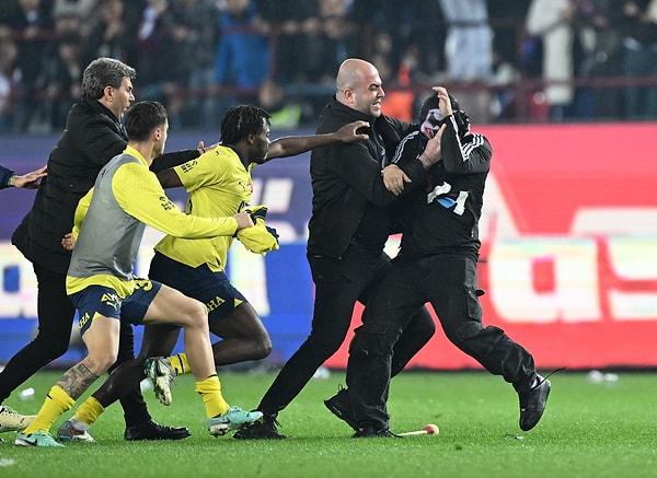 Fenerbahçe'nin 3-2 üstünlüğüyle sona eren Trabzonspor maçının ardından saha bir anda karıştı.