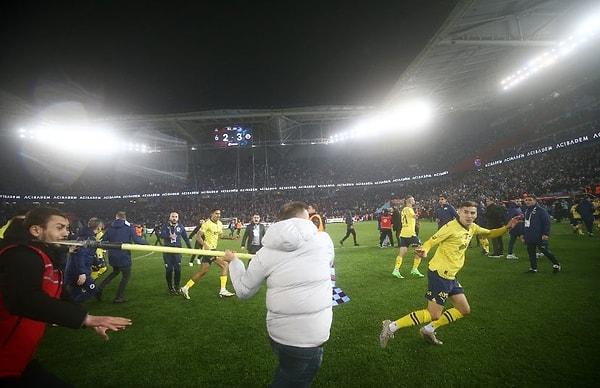 Kavgaya dahil olan taraftarlardan birisi ise korner direğiyle Fenerbahçeli futbolculara saldırmıştı.
