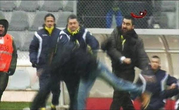 Ümit Özat teknik direktörlük yaptığı 2011 yılında sahaya girip kendisine saldıran bir taraftarı dövmüştü.