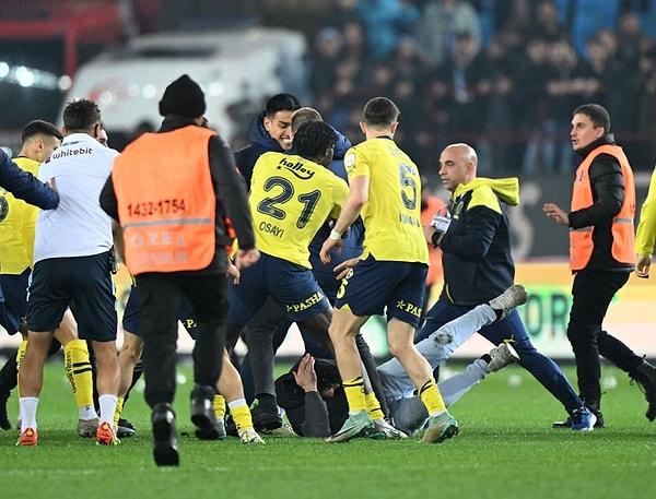 Trabzonspor ile Fenerbahçe'nin karşı karşıya geldiği karşılaşma 3-2 deplasman ekibinin üstünlüğü ile sona ermiş ve son düdüğün ardından ortalık bir anda savaş alanına dönmüştü.