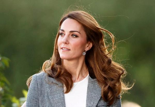 Bilmeyenler varsa olayı kısaca özetleyelim: Önce Kate Middleton için Ocak ayında planlı karın ameliyatı geçirdiği ve bir süre kamu görevlerine devam edemeyeceği, Kensington Sarayı tarafından paylaşıldı.