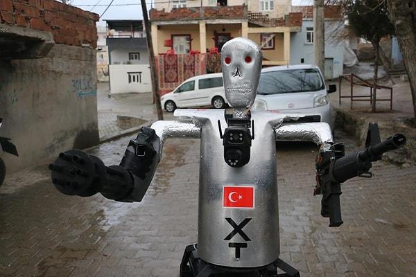 "Robota iki adet makinalı silah takılabilir veya bir tarafına diğer tarafına bomba atar veya roket takılabilir"