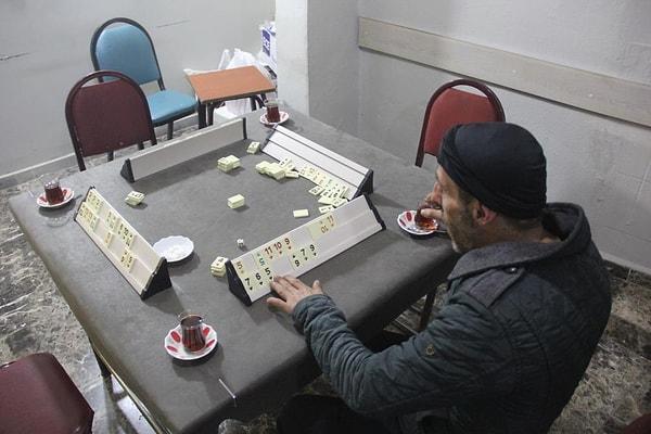 Okey oynamak isteyen ancak tek başına olan Ahmet Doğan, 4 kişilik masaya dizdiği ıstakaları dolanarak kendi kendine okey oynadı.