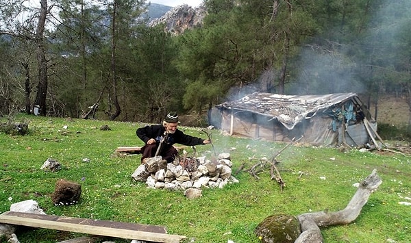 17 yıldır dağda yaşayan Mehmet Çabuk, haftada 2 kez Ulupınar'a 45 dakikalık yürüyüş yaparak gıda alışverişi dışında ise bulunduğu yeri terk etmiyor.