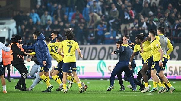 Orta noktada galibiyeti kutlamak isteyen Fenerbahçeli futbolculara, sahaya inen taraftarlar saldırdı.