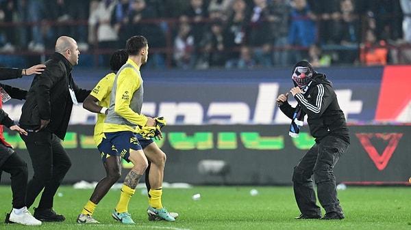 Sahaya pek çok Trabzonsporlu taraftarın inmesi holiganlarla fiziksel temasa giren oyuncuların ne ceza alacağı gibi konular da maçın ardından konuşulanlar.
