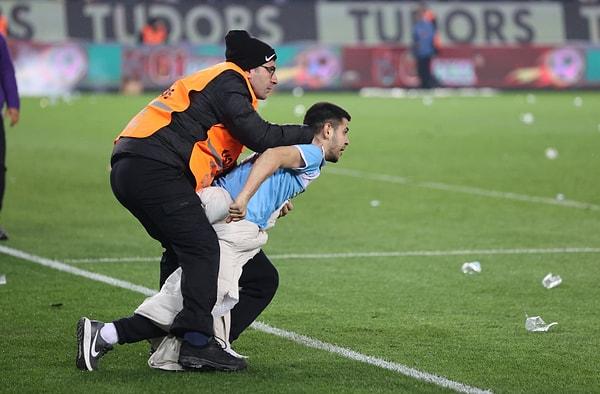Sahaya atlayan ve Fenerbahçeli futbolculara saldıran Trabzonsporlu seyircilere sarı-lacivertliler de karşılık verdi.