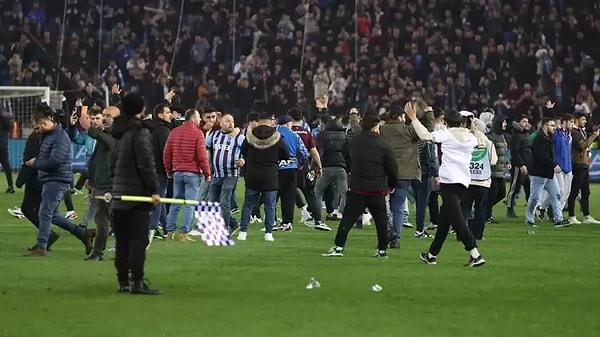 Fenerbahçe'nin Trabzonspor'u deplasmanda 3-2 yendiği karşılaşmanın ardından saha içinde arbede yaşandı.