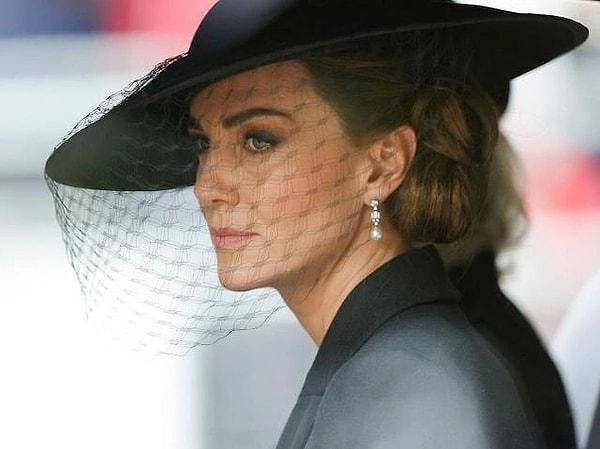 Dünya Kate Middleton ile sallanırken İrlanda'daki Dublin Havalimanı ve Prag Havalimanı sosyal medyada Galler Prensi ve Prensesi'nin son görüntüsüyle ilgili bir paylaşım yaptı. Kate ve Harry dillere fena düştü!