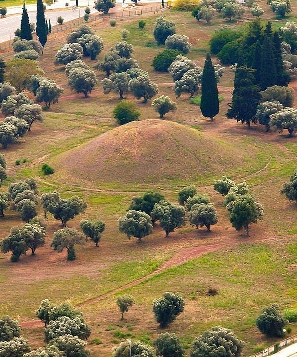 1. Yunanistan'ın Maraton kentinde, M.Ö 490'daki Maraton Savaşı sırasında hayatlarını kaybeden 192 Atinalının küllerini içeren bir mezar tümseği.