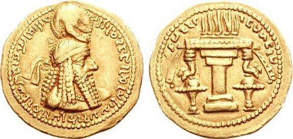 7. Sasani İmparatorluğu'nun kurucusu birinci Ardeşir'in resmedildiği altın para üstündeki "İran" kelimesi, İran'ın, Yunanlılar tarafından "Pers" olarak bilinmeden önce İran olarak tanındığını gösteriyor. Yerli kelime "İran", vatandaşları tarafından en az M.Ö 1000'den beri kullanılıyordu.
