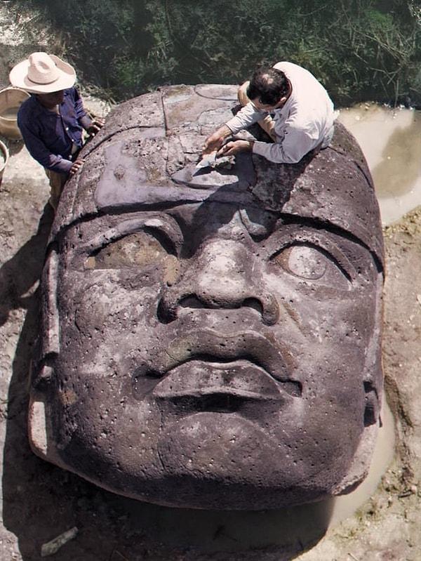 11. Olmec uygarlığından kalma ve 1946'da ortaya çıkarılan ve bazalt taşından yapılmış büyük baş heykeli. (San Lorenzo, Meksika, M.Ö 1200-900)
