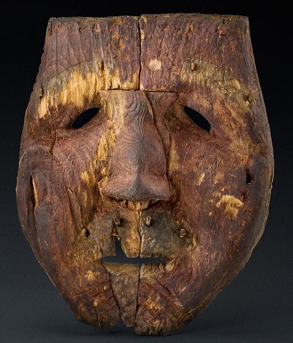 14. Kanada'nın yerlileri olan Dorset halklarından kalma tahta maske. (M.S 500-1200)