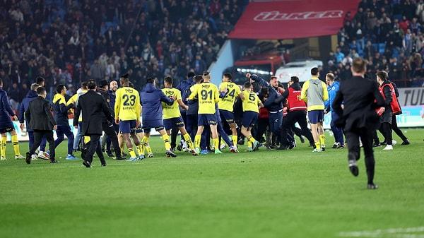 Fransız L'Equipe gazetesi "Fenerbahçe galibiyetinin ardından Trabzonspor'da kaos ortamı" diyerek "Nadir görülen şiddet sahneleri Türkiye'de yaşandı. Taraftarlar sahaya fırladı ve kazanan takıma saldırdı." değerlendirmesinde bulundu.