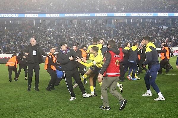 Almanya'nın Bild gazetesi ise "Türkiye'nin yıldızları korner direğiyle kovalandı." başlığını kullanırken "Fenerbahçe'nin Trabzonspor'u 3-2 yenmesi son düdükten sonra fitili ateşledi. Trabzonspor taraftarı sahaya hücum ederek Fenerbahçeli futbolculara saldırdı." yorumuna yer verdi.