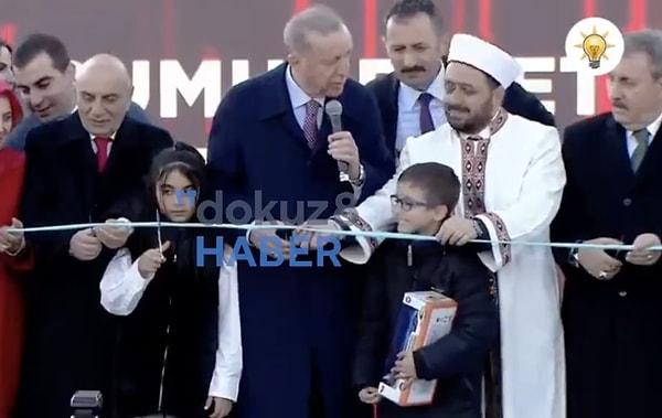 Cumhurbaşkanı Erdoğan bunun üzerine imama müdahale ederek, "Fatiha'yı sonra söyleyeceğiz, önce kurdelayı keselim" ifadelerini kullandı.