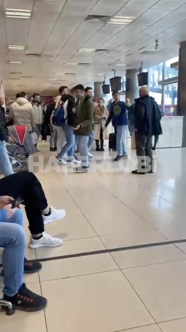Trabzon Havalimanı'nda Fenerbahçe tişörtü giydiği iddia edilen bir taraftarla orada bulunan kişiler arasında tartışma çıktı.