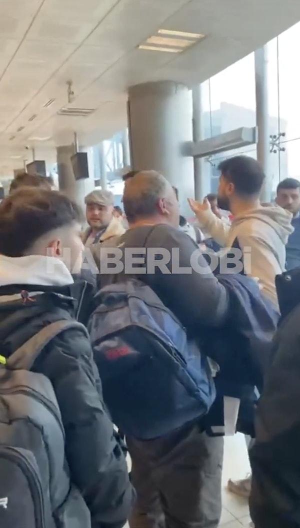 Duruma isyan eden Fenerbahçeli taraftar "Beni linç edin, beni dövün" derken, kalabalıktaki kişilerden birisi "Amacınız o, provoke etmek istiyorsunuz" dedi.