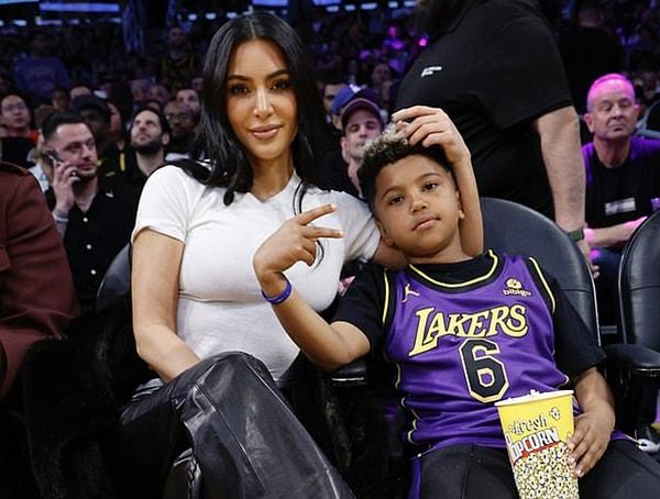 Kim Kardashian ve Bad Bunny gibi isimlerin de izleyiciler arasında yer aldığı maç yıldızlarla dolu geçti.43 yaşındaki Karadashian, şık beyaz tişörtü ve siyah deri pantolonuyla, büyük maç için Lakers forması giyen 8 yaşındaki en büyük oğluyla birlikte maçı izledi.