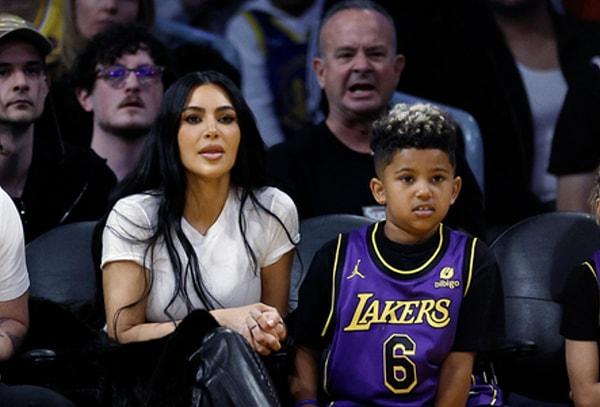 8 yaşındaki Saint, NBA süperstarı LeBron James'i desteklemek için 6 numarası yazılı Lakers formasıyla tezahürat etti.