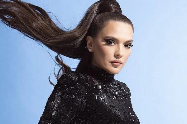 Ünlü şarkıcı Demet Akalın, şarkıları kadar sosyal medyadaki aktifliğiyle de gündem olmayı başarıyor.