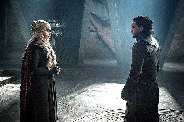 Bir rivayete göre set ekibiyle birlikte hareket eden senaryo ekibi son sezonda Daenerys Targaryen'i bu yüzden harcamış.