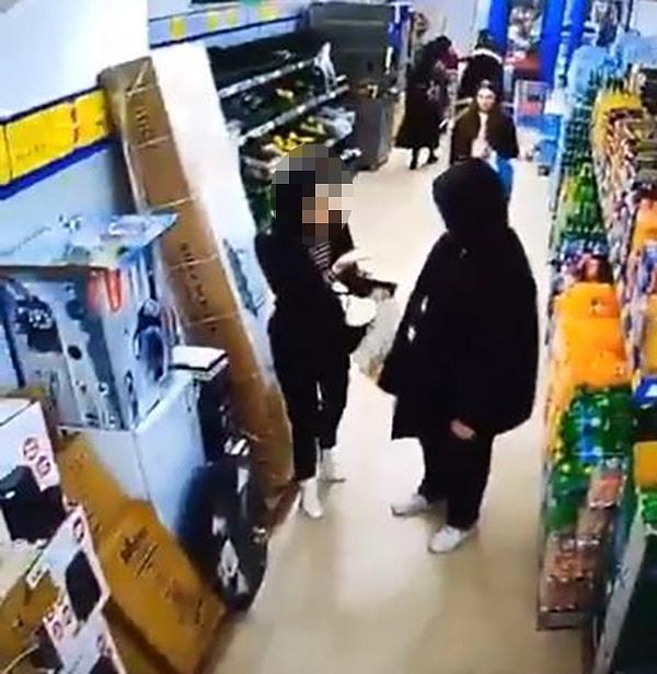 Kadının tacize uğradığı anlar ise marketin güvenlik kameralarına yansıdı. Kadının şikayetçi olmasının ardından polis, güvenlik kameralarını inceleyerek şüphelinin kimliğini belirleyip gözaltına aldı.