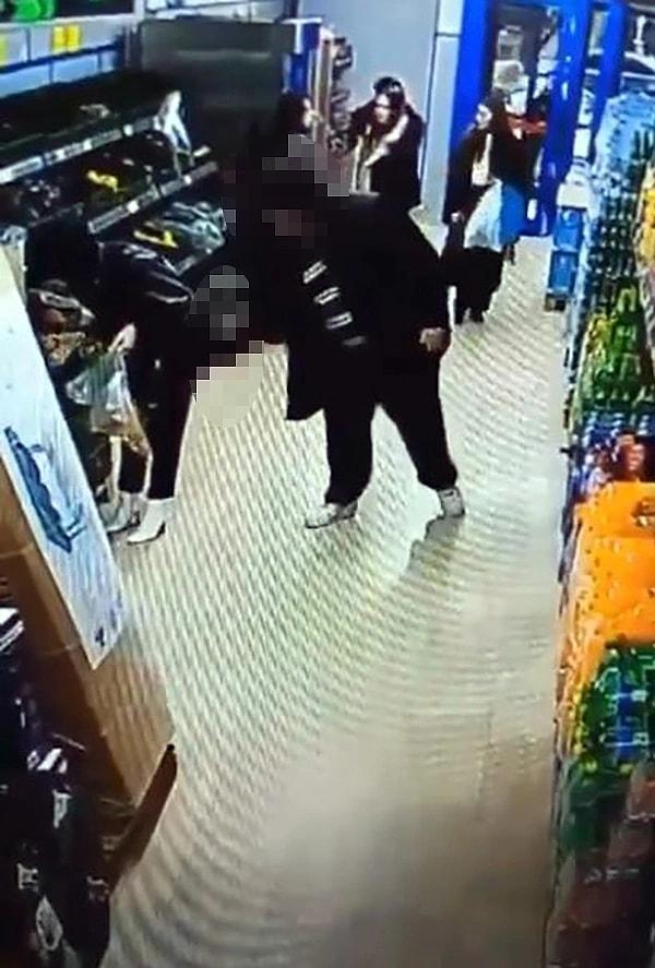 Kırklareli'nde bir markette alışveriş yapan kadını taciz eden kişi tepkilerin ardından yakalandı. Şahsın yüzde 40 engelli olduğu belirtilirken, daha önce de markette yarı çıplak gezdiği görüntüler ortaya çıktı.