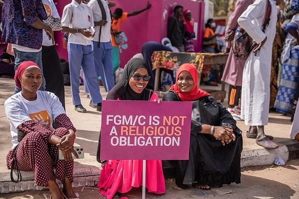 Equality Now, kadın sünnetinin suç sayılmasının sünnetle mücadelede çok önemli bir adım olduğunu belirtirken, kadın sünnetinin uygulandığı 92 ülkenin yarısından fazlasında sünneti yasaklayan yasalar bulunduğuna dikkat çekti.