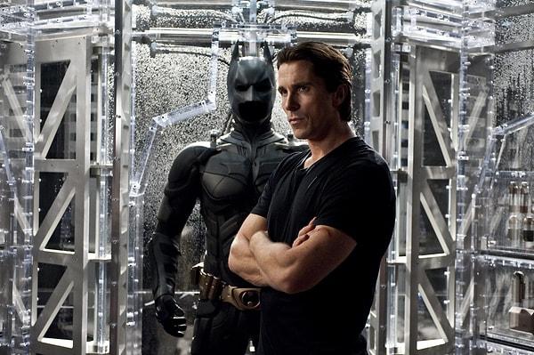 Jake Gyllenhaal, Christopher Nolan'ın ünlü "The Dark Knight" üçlemesinde Batman rolü için güçlü bir adaydı ancak sonunda rol Christian Bale'e gitti.