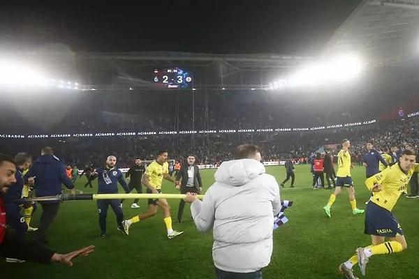 Öte yandan yerinden söküp eline aldığı korner direğiyle Fenerbahçeli futbolculara saldıran E.T.’nin ise başkasına ait Passolig ile maça girdiği belirlendi.