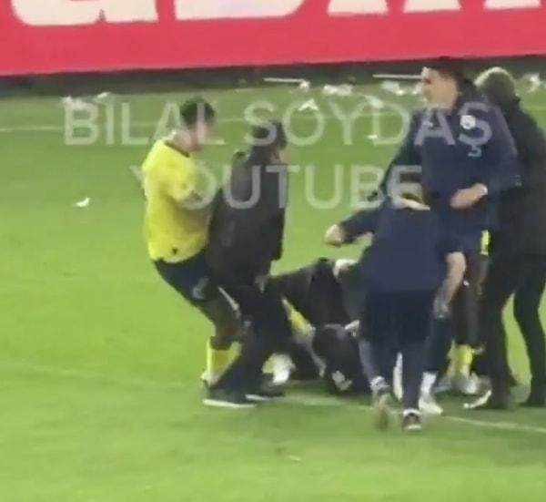 "Fenerbahçe içinde de oyuncuların abartmasını engellemek isteyenler vardı. Mesela Serdar Dursun, ben kendi arkadaşlarını kaç kere uyardığını gördüm." dedi.