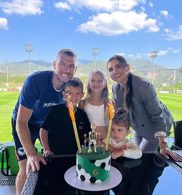 15. Fenerbahçe'nin kaptanı 38 yaşındaki Edin Dzeko, Türkiye'ye geldiği andan itibaren takımına liderlik ediyor. Mutlu bir aileye sahip olan Edin Dzeko'nun eşi Amra Dzeko da sosyal sorumluluk projelerinde yer alıyor. Son olarak Edin Dzeko'nun kızı Una, kanser tedavisi gören çocuklar için saçlarını bağışlayarak bir kez daha alkışları topladı.