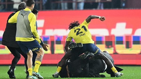 Akıllarda en çok kalan an ise Fenerbahçe'nin Nijeryalı kanat oyuncusu Bright Osayi Samuel'in saldırgan taraftara yumruk atmasıydı.