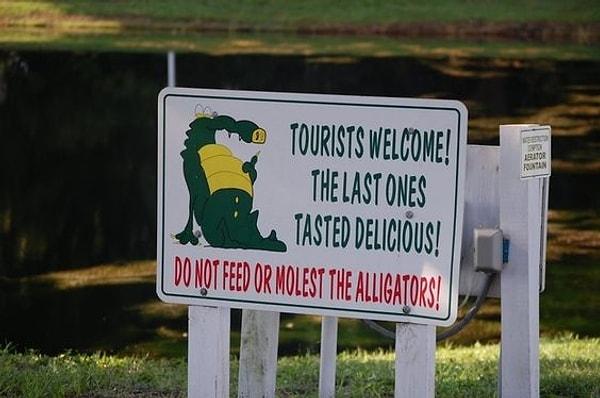 4. "Turistler hoş geldiniz, son gelenlerin tadı çok lezzetliydi... Lütfen timsahları beslemeyin ya da dokunmayın."